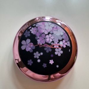 Mac cosmetics extra dimension blush in Look, Don’t Touch